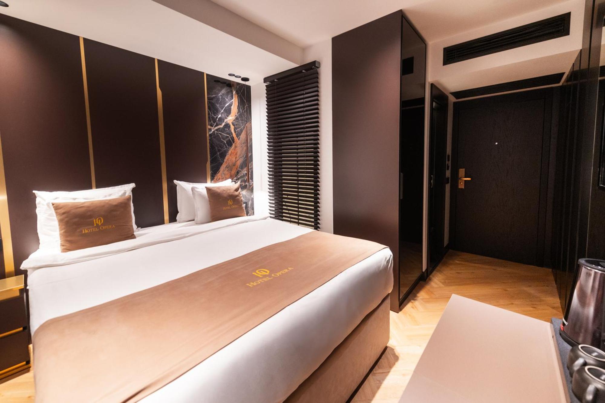 Hotel Opera พริสตีนา ภายนอก รูปภาพ